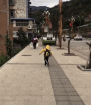 六亲不认的步伐gif搞笑图片