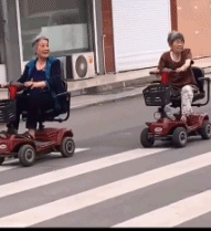 老奶奶姐妹骑电动车出街就是炸街-搞笑gif动态图片-izike