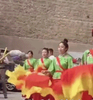 农村乐队小女孩跟着跳舞-美女动态图片-gif动态图-izike