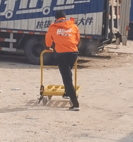 货拉拉员工开心推车-搞笑gif动态图片-izike