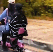 坐姐妹的车就是开心gif搞笑图片