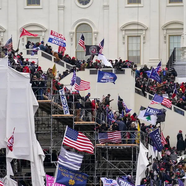新浪科技|当年成就特朗普的社交媒体 终于集体封杀他