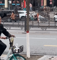 一人一狗都太稳了gif搞笑图片