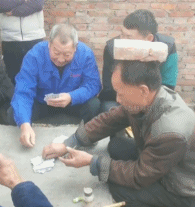 硬核打牌惩罚gif搞笑图片