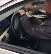 使用方向盘的好方法gif搞笑图片