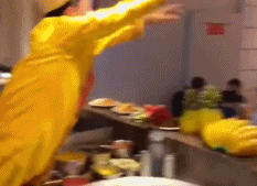 幸运观众毫不知情gif搞笑图片