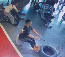 健身房社死场景gif搞笑图片