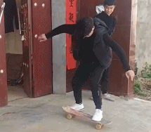 偷玩小孩子的滑板gif搞笑图片