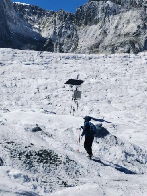 玉龙雪山冰川实时监测系统（左：7月23日；右：10月22日） 武汉大学供图