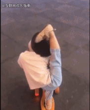 从小拥有杂技天赋gif搞笑图片