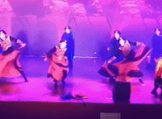 舞台擦得太干净gif搞笑图片