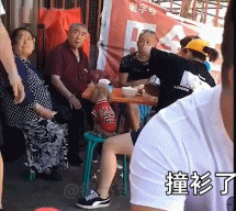 有时候撞衫也很可怕gif搞笑图片