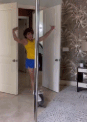 给狗狗都吓跑了gif搞笑图片