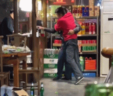 两个男人抢着来付酒钱-帅哥动态图片-gif动态图-izike