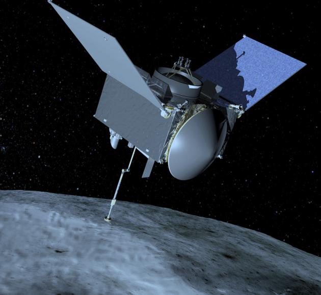 示意图：正准备使用取样机械臂在小行星表面进行取样的OSIRIS-Rex探测器
