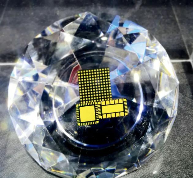 2021世界半导体大会上展出的台积电生产的芯片。图/IC