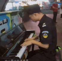 保安闲暇时刻谈钢琴-搞笑gif动态图片-izike