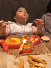 吃饭真得是为难我了gif搞笑图片