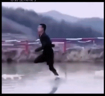 男生真实的水上漂-帅哥动态图片-gif动态图-izike