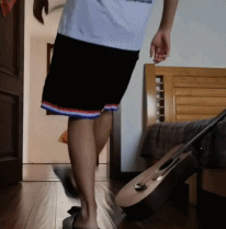 吉他被男人一下坐坏-帅哥动态图片-gif动态图-izike