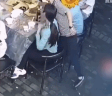 鞋带把吃饭的人勾到了-搞笑gif动态图片-izike