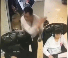 老头网吧找儿子打错人-搞笑gif动态图片-izike