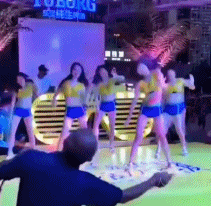 大爷表示玩的开心gif搞笑图片