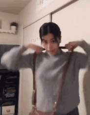 单肩包变成双肩包的方法gif搞笑图片