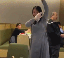 拉面表演牵住一位无辜客人-搞笑gif动态图片-izike