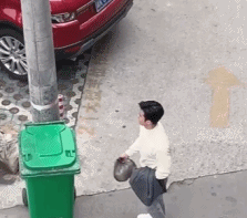 尝试帅气扔垃圾失败gif搞笑图片