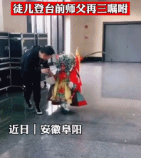 小小年纪爱上了戏剧gif搞笑图片