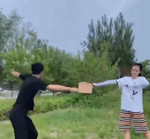 跆拳道踢木板鞋子飞了离心力挺大的-搞笑gif动态图片-izike