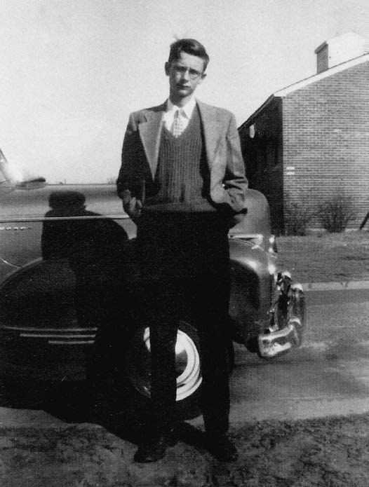 1942年夏天，13岁的爱德华·威尔逊在亚拉巴马州莫比尔老威尔逊家附近的空地上拿着扫网