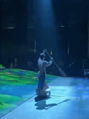 假装舞台有水gif搞笑图片