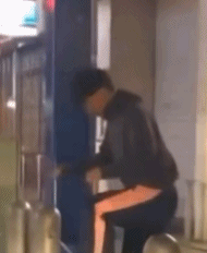 这铁链有点烫脚-搞笑gif动态图片-izike