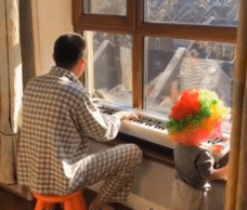 如同电影画面的一幕gif搞笑图片