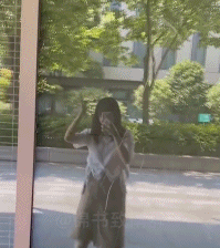 被看到了赶快跑gif搞笑图片