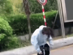 路人表示很无辜gif搞笑图片