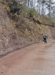 差点就劈叉了gif搞笑图片