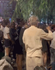 一看大爷就是气氛组的-搞笑gif动态图片-izike