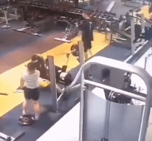 一个杠铃的覆灭gif搞笑图片