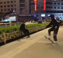 路人：玩滑板的真有意思gif搞笑图片
