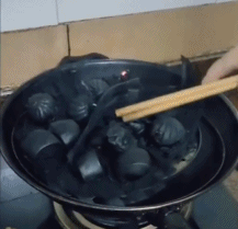 黑色的馒头好恐怖-搞笑gif动态图片-izike