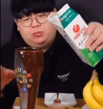 正确的倒牛奶方式gif搞笑图片