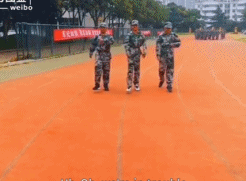 高中军训强大的顺拐力量-搞笑gif动态图片-izike