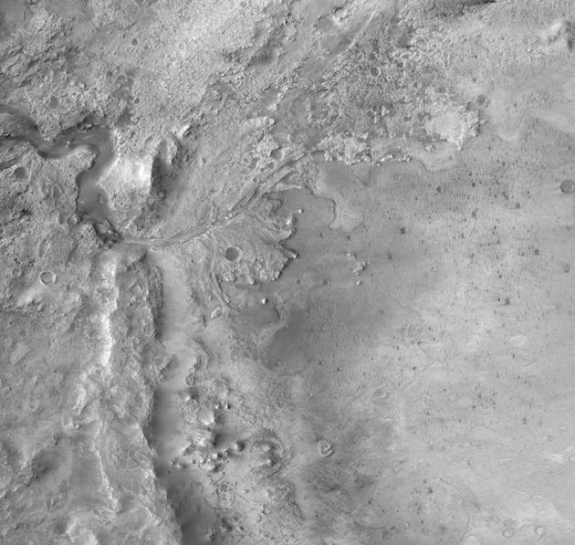 美国地质调查局天体地质科学中心利用NASA火星勘测轨道飞行器的“背景摄影机”（CTX）拍摄的图像，制作了这幅火星杰泽罗陨石坑的拼接图像。该产品搭载在毅力号火星车上，作为“真实”数据集。在2021年2月18日的进入、下降和着陆过程中，毅力号的“地形相对导航”系统将使用该数据集对自身进行相对于火星表面的定位。