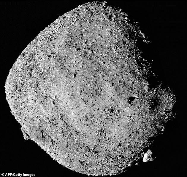 NASA还透露了OSIRIS-REx探测器将如何在小行星表面着陆的一些细节。这场四个半小时的考验将分为三个步骤。第一步是点燃OSIRIS-REx探测器上的推进器，使其脱离距离表面约770米的轨道。