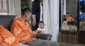 发现一位帅哥gif搞笑图片