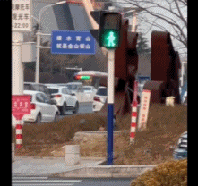 无聊男生学着绿灯走路-帅哥动态图片-gif动态图 - izike-izike