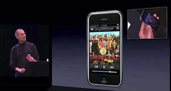 2007年乔布斯在发布会上介绍第一代iPhone 图片来源:视频截图